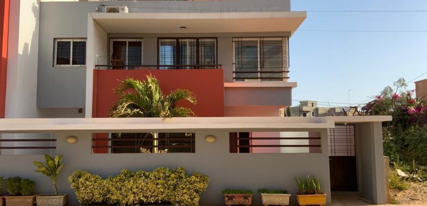 Villa R+2Avendre à Dakar aux Almadies